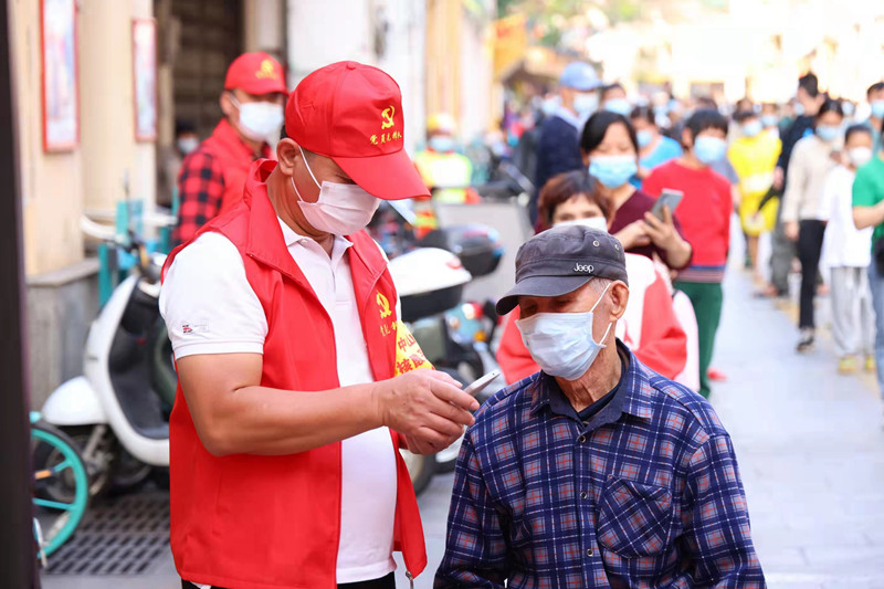 志愿者幫助市民登記信息。 龍華區(qū)供圖