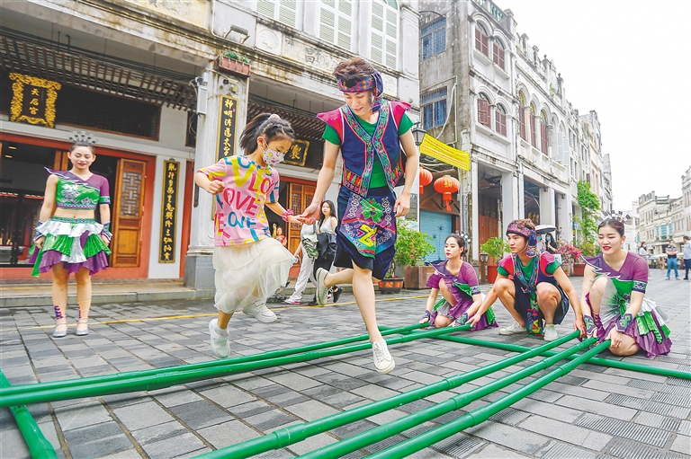 “嗨游龍華”老街快閃活動在海口市騎樓老街舉辦