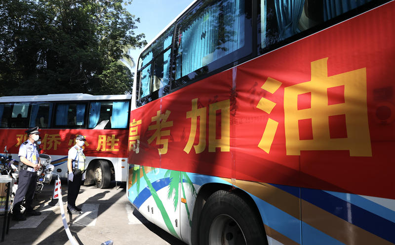 在海南中學考點,交警在現場疏導交通