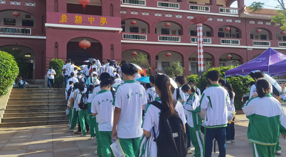 瓊海嘉積中學考場,考生有序排隊進場