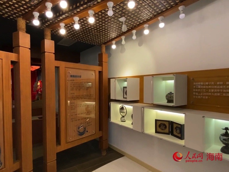 椰子王國椰雕展示區(qū)。李浩蓉攝