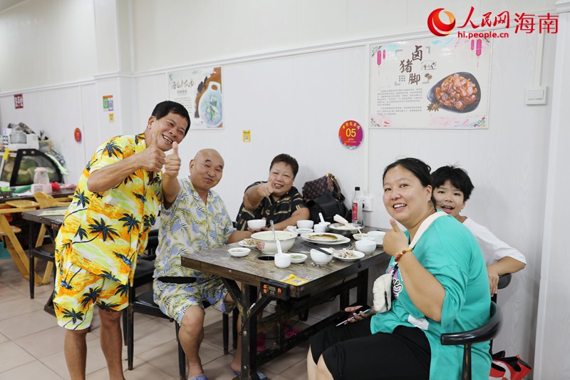 客人給“力哥”的菜品點贊。人民網 符武平攝