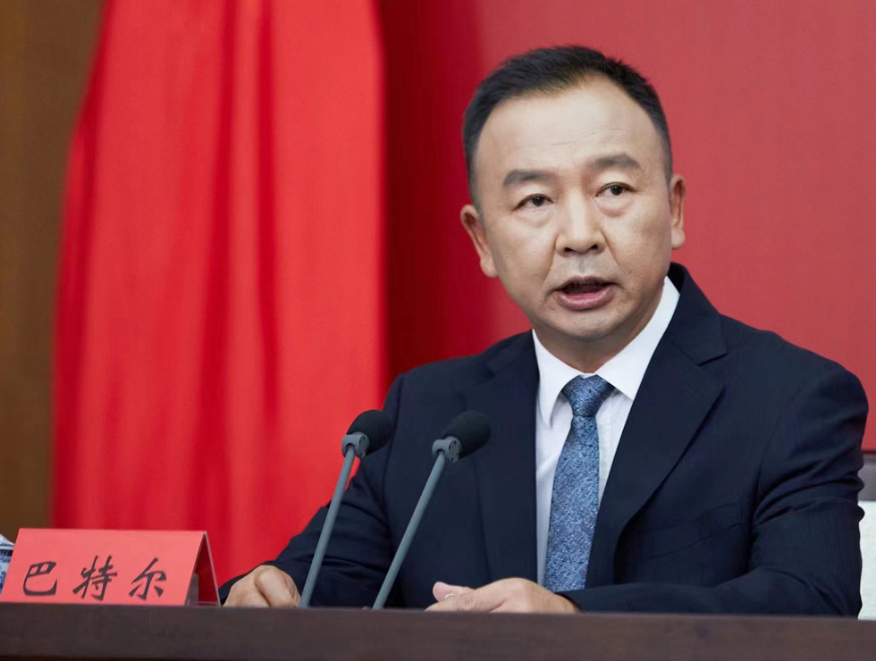 海南省委新聞發言人，省委常委、秘書長巴特爾主持發布會