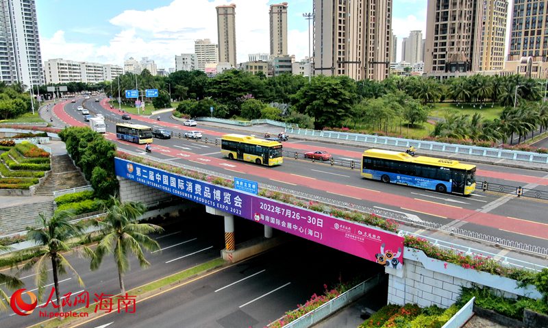 城市立交橋上的主題廣告。人民網 符武平攝