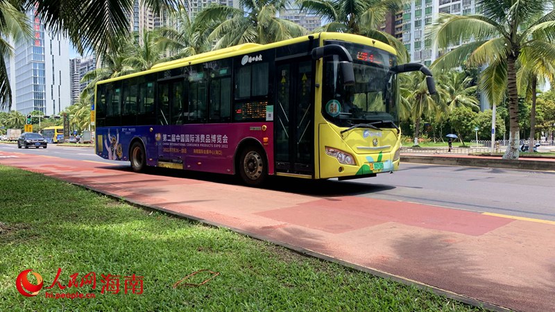 公交車穿上消博會“新裝”。人民網(wǎng) 符武平攝