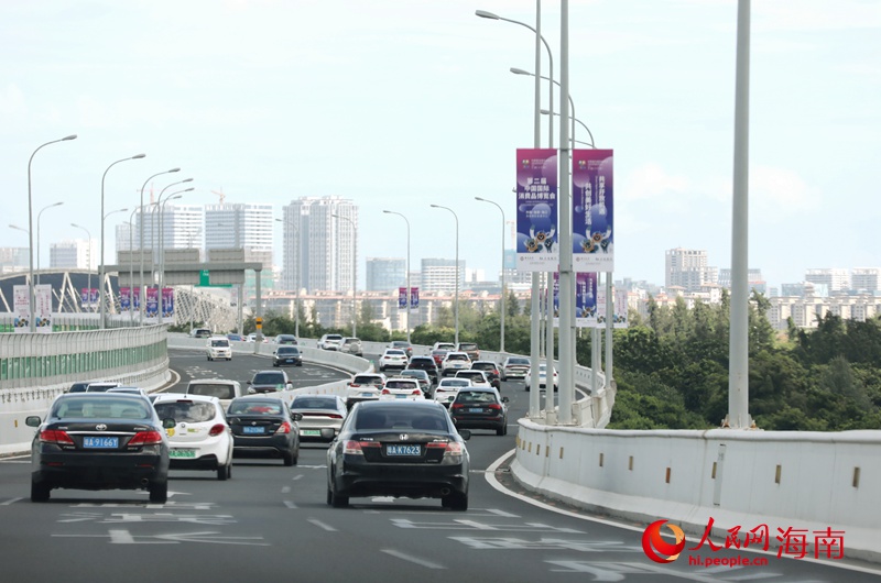 海秀快速路上，消博會道旗裝扮。人民網(wǎng) 符武平攝