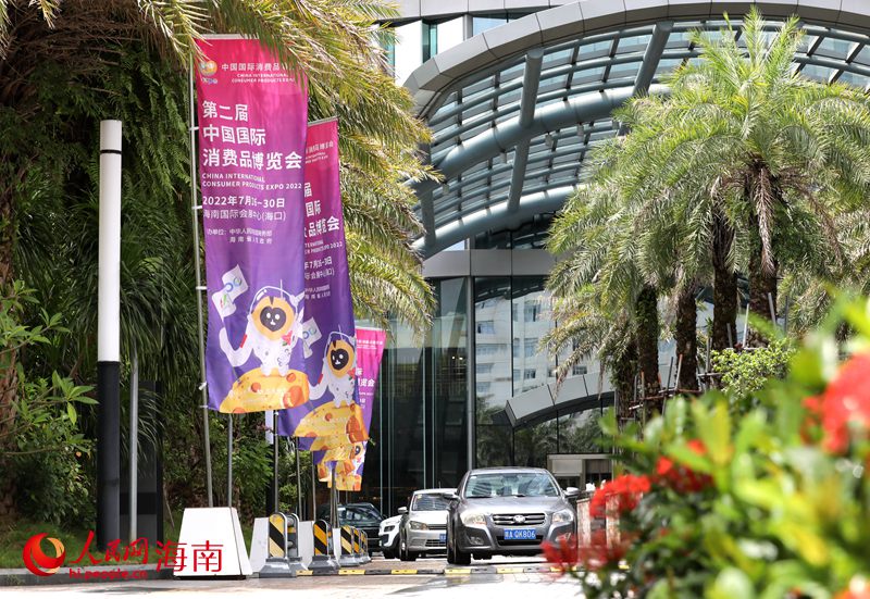 路旁的道旗迎風(fēng)招展。人民網(wǎng) 符武平攝