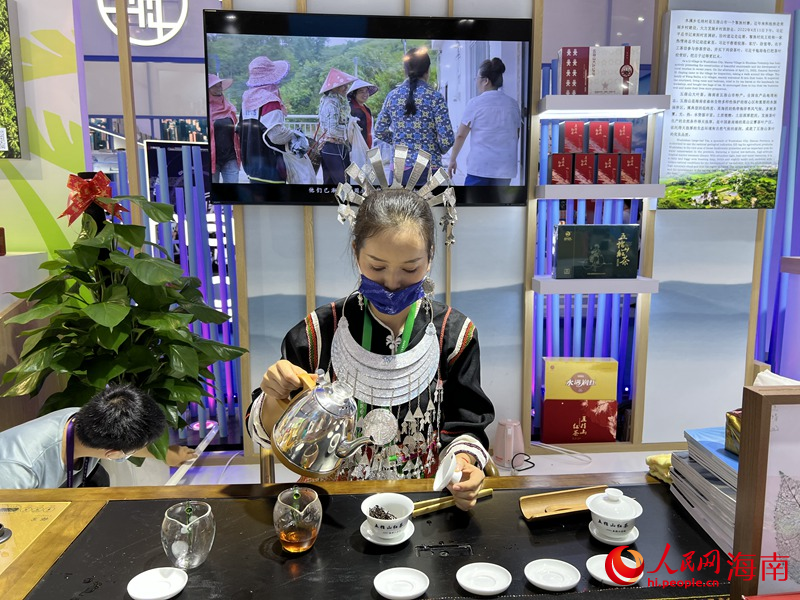 海南館內的茶藝展示。李學山攝