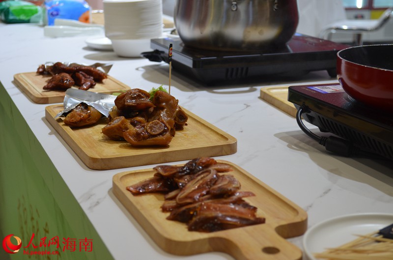 泰森食品攜創新鹵味零食系列新品首秀消博會，并設置試吃臺邀請來賓體驗美食。人民網 潘惠文攝