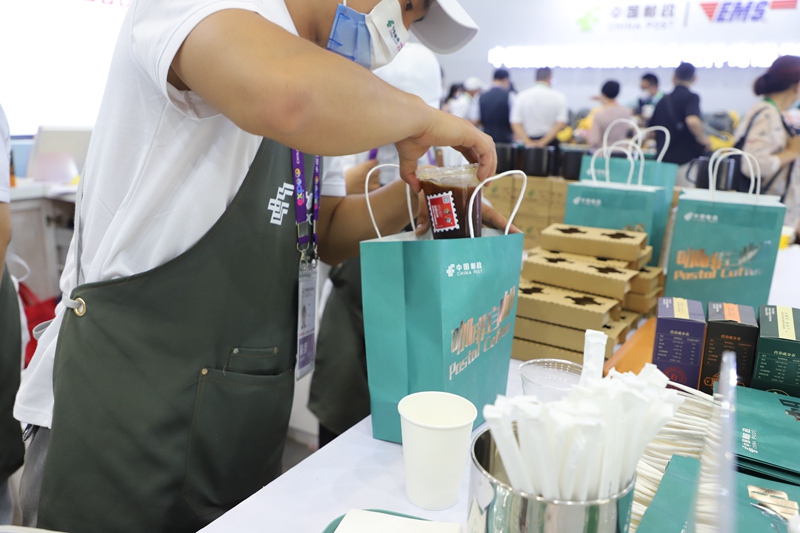 工作人員在給客戶打包郵局咖啡。黃文燕攝