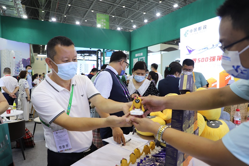 客戶憑消博護照打卡郵戳領取禮品。黃文燕攝