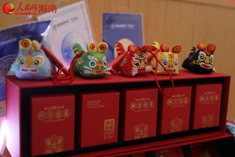 新疆館展出的文創(chuàng)產(chǎn)品。 人民網(wǎng) 孟凡盛攝