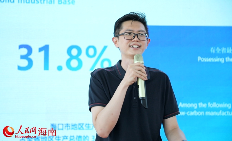 海口國際投資促進局相關負責人介紹海南政策優勢。人民網 符武平攝