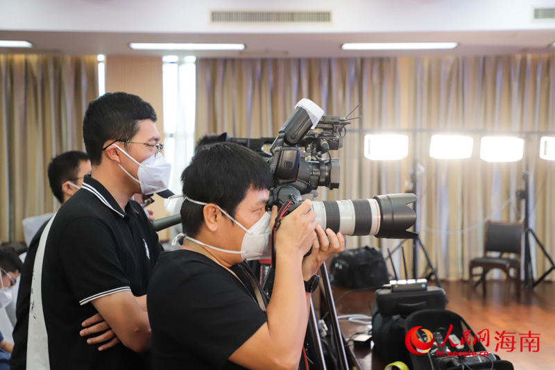 陳聰聰正在拍攝新聞發布會現場圖片。人民網 牛良玉攝