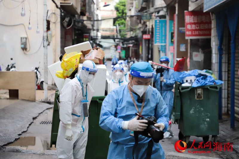 陳聰聰走進街巷，記錄一線環衛工人收運垃圾場景。人民網 牛良玉攝