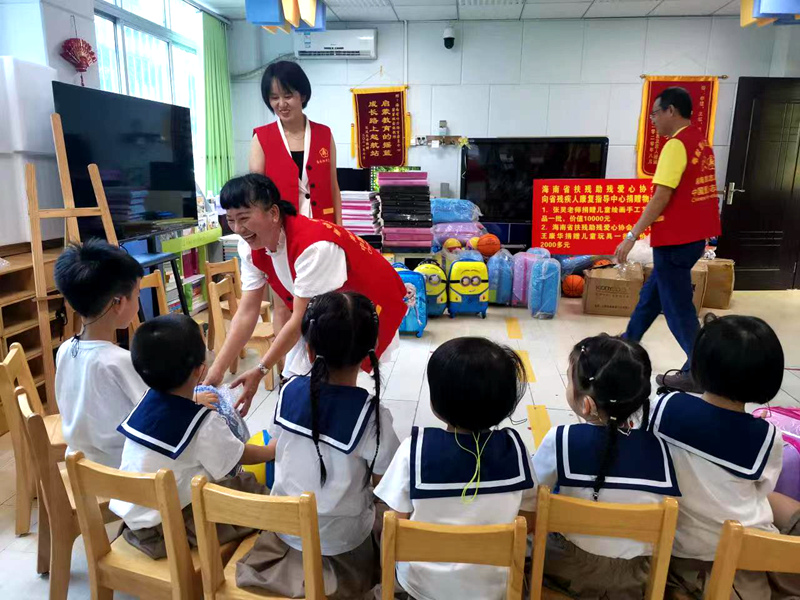 參與公益活動中的韓棉。受訪者供圖