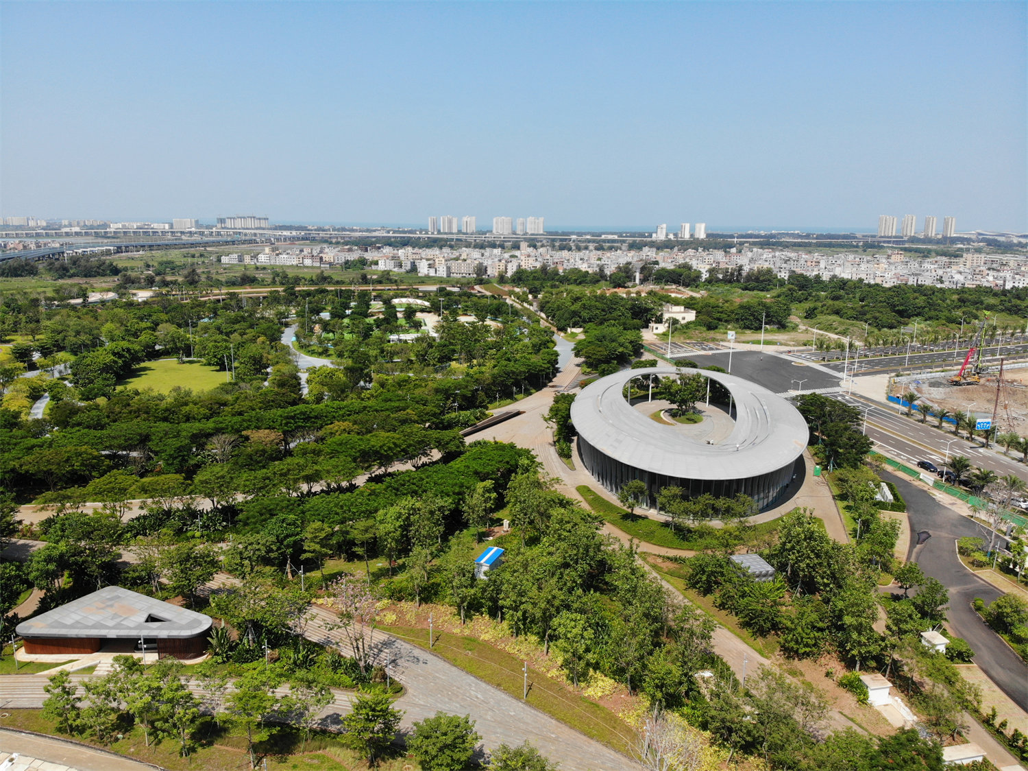 生態修復后的日常保潔和綠化養護，得益于園林環衛的默默奉獻，他們，是海口發展的創造者和見證者。