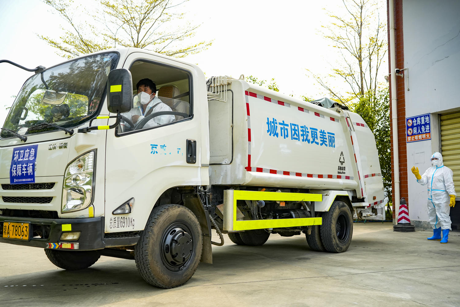 垃圾清運車在運送涉疫垃圾。