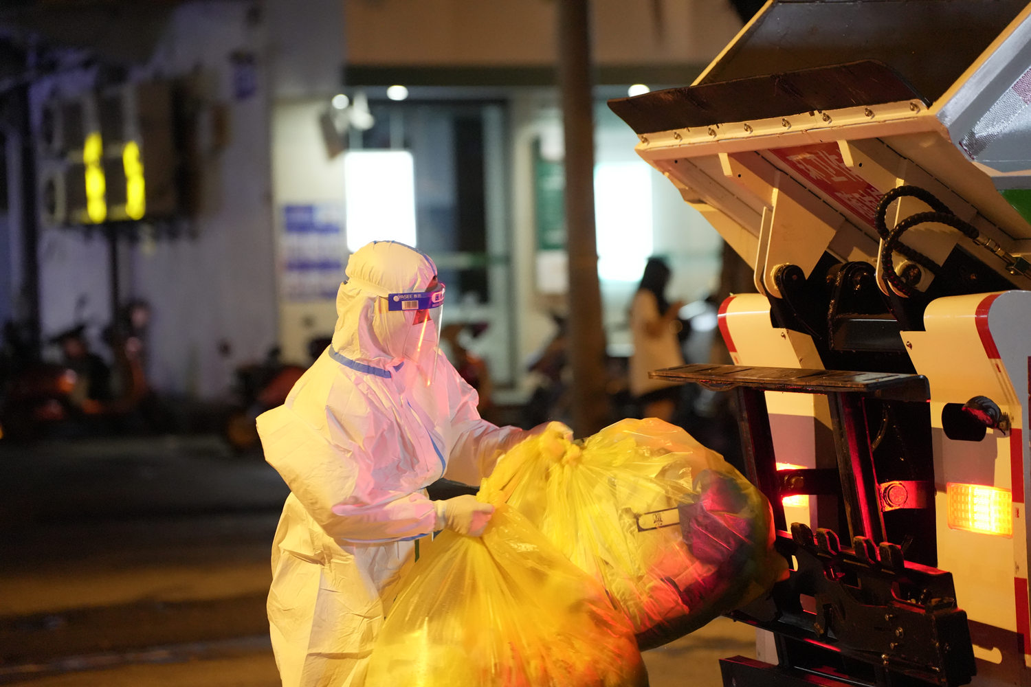 海口京蘭公司環衛工人夜間清理博愛周邊片區核酸檢測點位醫療垃圾。