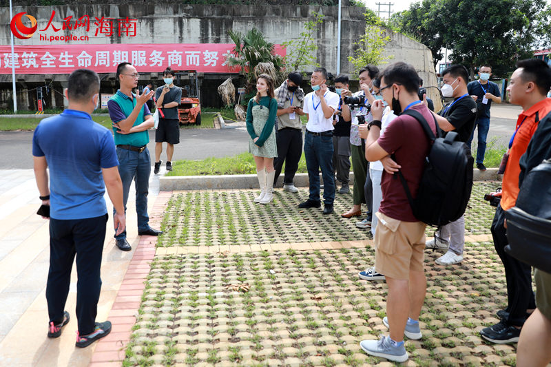 采風團聽取高新區云龍產業園工作人員介紹情況。 人民網 孟凡盛攝