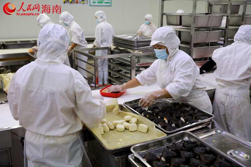 工作人員將制作好的主食分裝在餐盒內。 人民網 孟凡盛攝