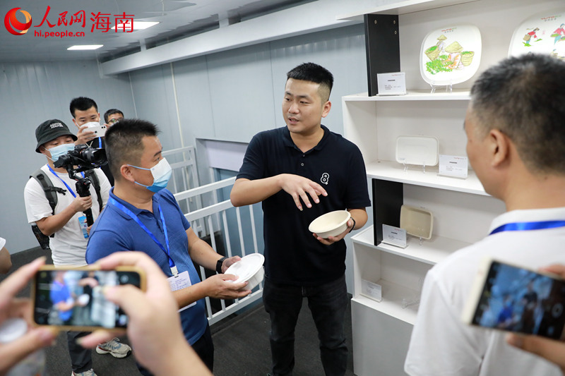 海口市裕同環保科技有限公司負責人向采風團介紹相關情況。 人民網 孟凡盛攝