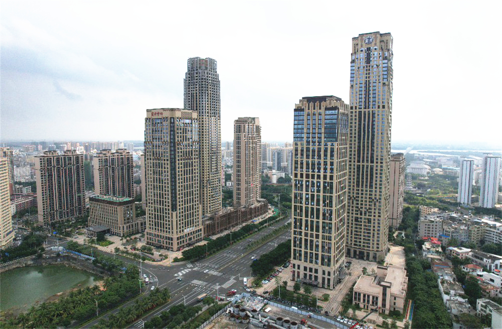 網絡名人走進海口瓊山區政府積極推動的重點項目之一的富力首府天盈廣場。