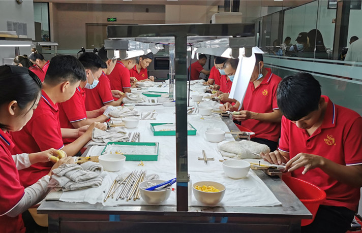 老鳳祥加工廠的工人們在進行作業，