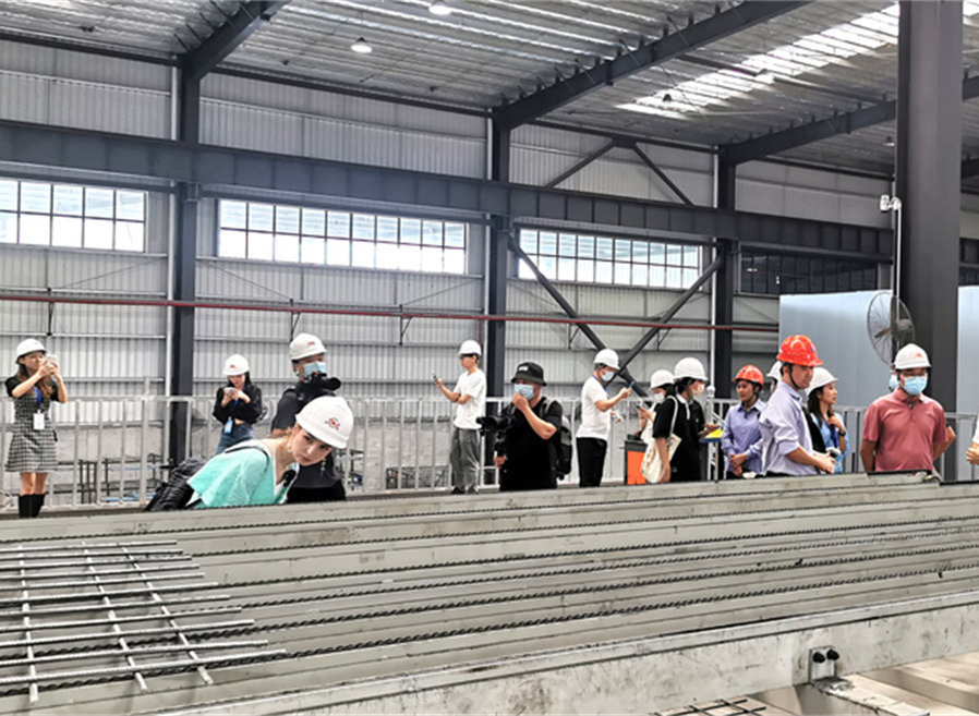 網絡名人走進位于海口市美安科技新城內的海南威特建設科技有限公司。