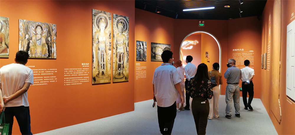 網絡名人參觀位于海口國際免稅城內的敦煌展