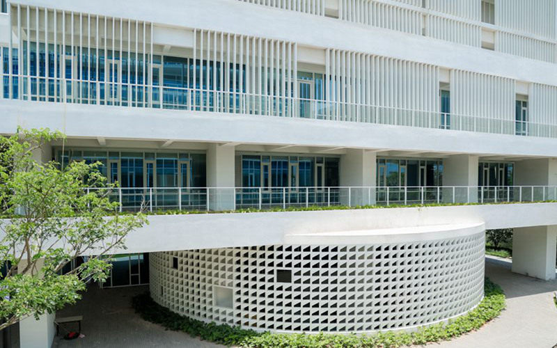 海口江東新區(qū)內的海口金融中心項目外立面采用了速陽鋁格柵加垂直綠化方式，為建筑覆蓋綠色植被，打造一座城市“綠洲”。海口江東新區(qū)管理局供圖