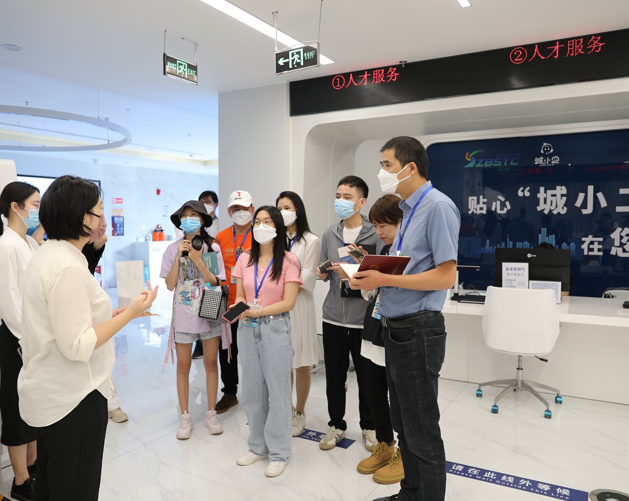 采訪團成員探訪三亞崖州灣科技城園區綜合服務中心