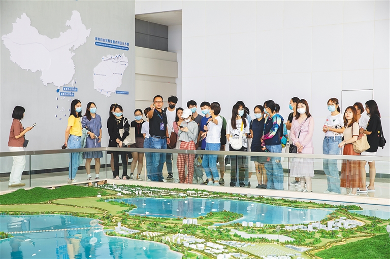 陵水黎安國際教育創新試驗區首批學生參觀試驗區規劃展廳
