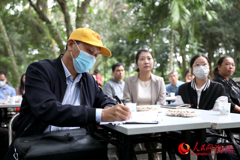 活動現(xiàn)場，黨員干部在認(rèn)真做記錄。人民網(wǎng) 符武平攝