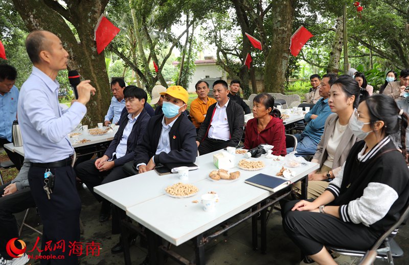 現場的氛圍濃厚，群眾也聽得津津有味。人民網 符武平攝