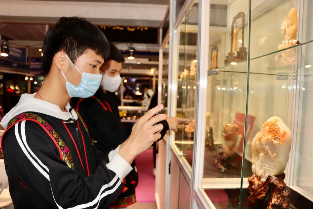 學生參觀昌江玉展覽