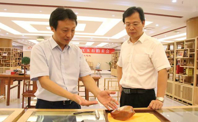 昌江黎族自治縣委書記陳儒茂（右）調研“昌江玉”。