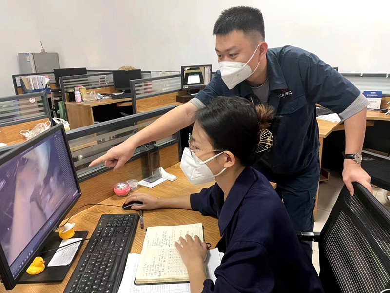 李鑰和田微對(duì)班組作業(yè)人員攝錄視頻問(wèn)題進(jìn)行分析探討。任偉軍攝