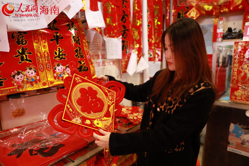 市民游客挑選商品。 人民網(wǎng) 孟凡盛攝 (2)