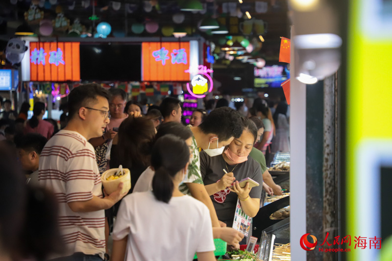 商家在為游客點(diǎn)餐。人民網(wǎng) 牛良玉攝