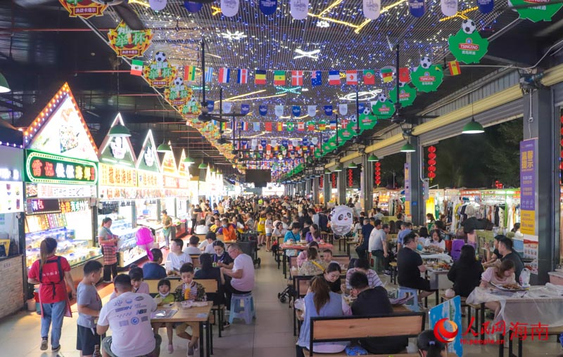 市民游客在夜市品嘗美食。人民網(wǎng) 牛良玉攝