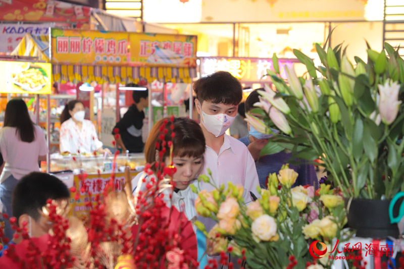 市民在挑選鮮花。人民網 牛良玉攝