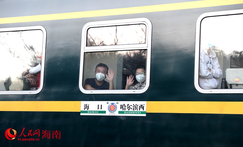 登島回家的旅客抵達(dá)海口。人民網(wǎng) 符武平攝