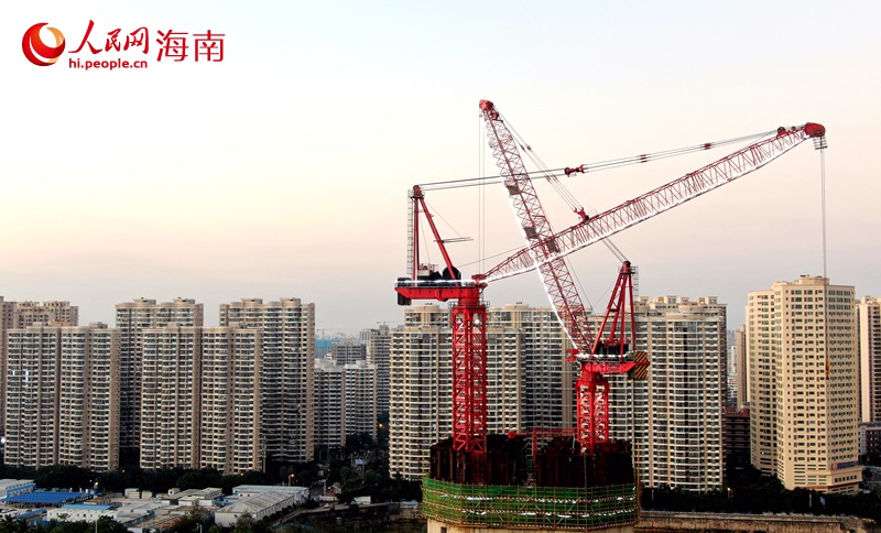 海南中心工地的塔吊。人民網 符武平攝