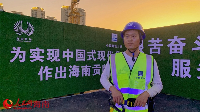 邱亮如上崗前再次檢查安全帶。人民網 符武平攝