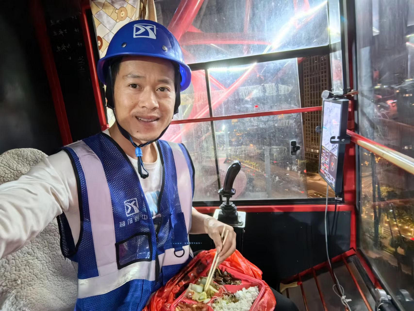 邱亮如在塔吊上吃年夜飯。受訪者供圖