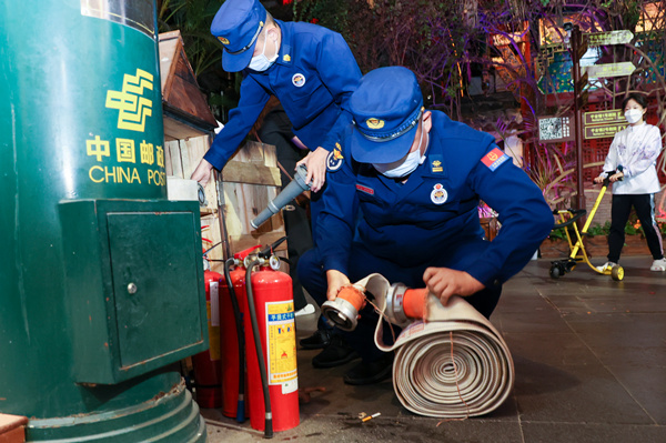 三亞市消防支隊東岸消防站在中央商務區檢查人員密集區域的消防設施是否安全有效。