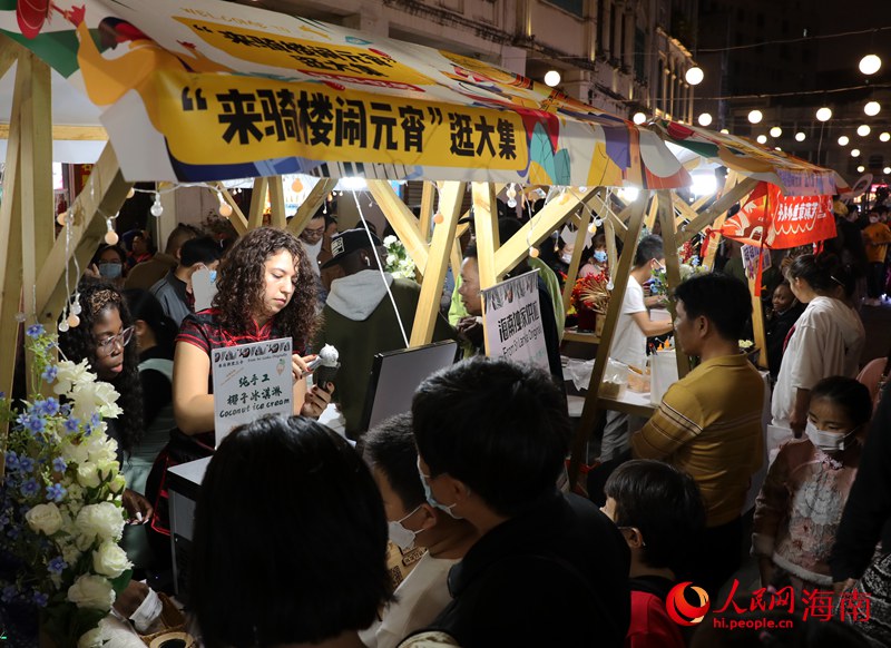 外國人攤主正在售賣冰激凌。人民網(wǎng) 符武平攝