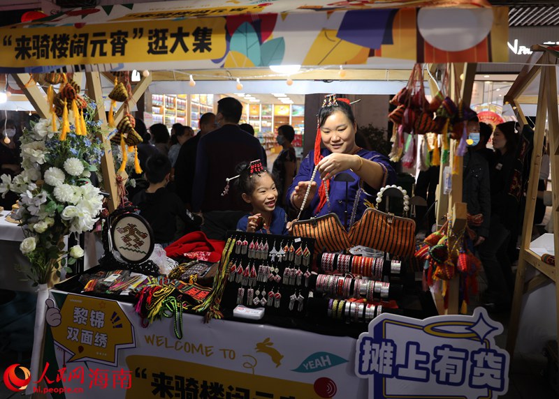 在非遺展示臺，展示黎族手工藝品。人民網(wǎng) 符武平攝
