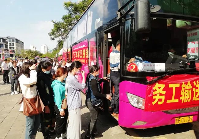 外出務(wù)工人員正有序排隊(duì)上車
